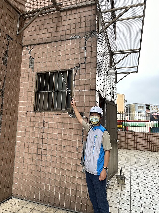 技師現場評估。圖/桃園建管處提供